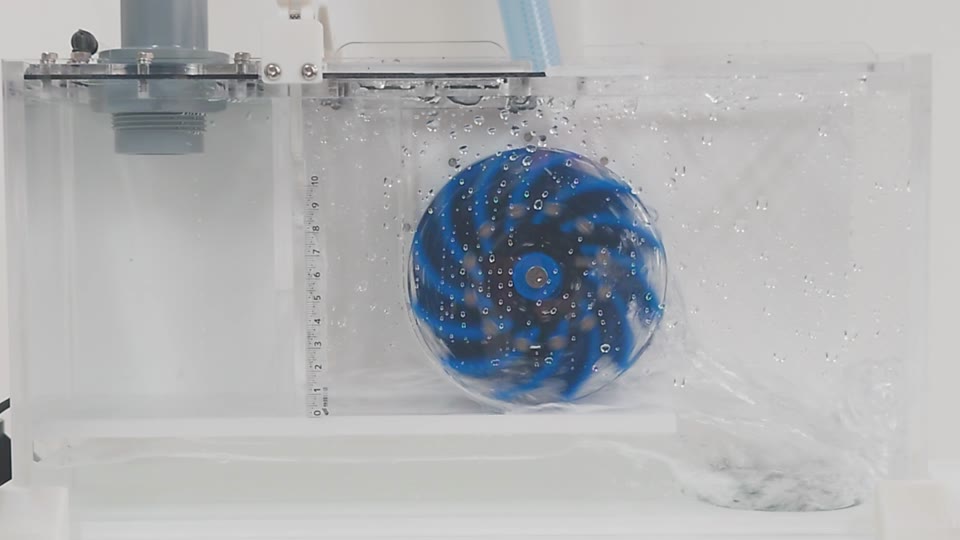水をためて流し水車を回す実験